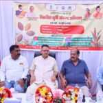 जसपुर में विकसित कृषि संकल्प अभियान के समापन कार्यक्रम में किसानों के बीच बैठकर किसान भाइयों से संवाद करते कृषि मंत्री गणेश जोशी