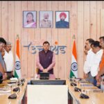 मुख्यमंत्री श्री पुष्कर सिंह धामी ने शुक्रवार को मुख्यमंत्री आवास में उच्च अधिकारियों के साथ बैठक के दौरान गुजरात के अहमदाबाद में हुए विमान हादसे में जान गंवाने वालों को श्रद्धांजलि दी।