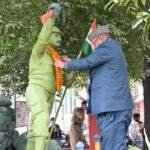 डीएवी पीजी कॉलेज में 100 फीट ऊँचे राष्ट्रीय ध्वज की स्थापना कार्यं का भूमि पूजन करते कैबिनेट मंत्री गणेश जोशी