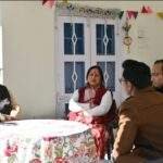 शासकीय आवास में मसूरी की पार्किंग व्यवस्था एवं वेंडर जोन निर्माण को लेकर बैठक करते कैबिनेट मंत्री गणेश जोशी