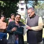 कृषि मंत्री गणेश जोशी से हाउस ऑफ़ स्वाशा की सह-संस्थापक ने की भेंट, बांस से निर्मित परिधान किए भेंट