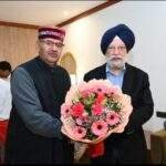 केंद्रीय मंत्री हरदीप सिंह पुरी के उत्तराखण्ड आगमन पर स्वागत एवं अभिनंदन करते कैबिनेट मंत्री गणेश जोशी