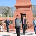 निर्माणाधीन सैन्यधाम के अंतिम चरणों के निर्माण कार्यों का निरीक्षण करते सैनिक कल्याण मंत्री गणेश जोशी