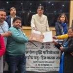 ग्रामोत्थान के मल्टी-स्टेक होल्डर प्लेटफ़ॉर्म कार्यक्रम में सीएलएफ महिलाओं को सम्मानित करते ग्राम्य विकास मंत्री गणेश जोशी