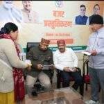 सैनिक कल्याण मंत्री गणेश जोशी से उनके कैंप कार्यालय में भेंट करते पूर्व सैनिक