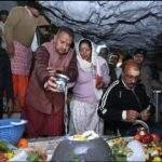 महाशिवरात्रि के अवसर पर टपकेश्वर मंदिर पहुंचकर भगवान शिव की विधि-विधान से विशेष पूजा-अर्चना करते कैबिनेट मंत्री गणेश जोशी