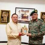 शिष्टाचार भेंट की।