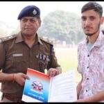 पुलिस आरक्षी भर्ती में चयनित अभ्यर्थियों को एसएसपी देहरादून द्वारा सौंपे गये नियुक्ति पत्र