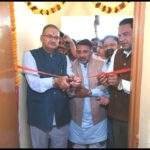 विजय कॉलोनी वार्ड के पथरियापीर में आयुष्मान आरोग्य मंदिर का उद्घाटन करते कैबिनेट मंत्री गणेश जोशी