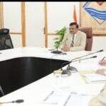 मुख्य सचिव श्री आनन्द बर्द्धन ने सोमवार को सचिवालय से सभी जिलाधिकारियों से वीडियो कॉन्फ्रेंसिंग के माध्यम से प्रदेश में एलपीजी गैस उपलब्धता की अद्यतन स्थिति की जानकारी ली।