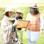 मुख्यमंत्री आवास परिसर में मंगलवार को शहद निष्कासन कार्य किया गया।