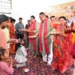 चैत्र नवरात्रि के पावन अवसर पर आयोजित शक्ति पूजन कार्यक्रम में 211 कन्याओं का सामूहिक पूजन करते कैबिनेट मंत्री गणेश जोशी