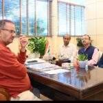 सैनिक कल्याण विभाग के अधिकारियों के साथ विभागीय समीक्षा करते सैनिक कल्याण मंत्री गणेश जोशी