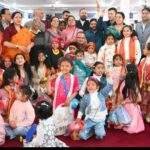 मसूरी राधा कृष्ण मंदिर में महाअष्टमी में के अवसर पर 151 कन्याओं का सामूहिक पूजन करते कैबिनेट मंत्री गणेश जोशी