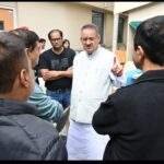 मालसी क्षेत्र में हुई फायरिंग की घटना में रिटायर्ड ब्रिगेडियर मृतक मुकेश जोशी के परिजनों से भेंट कर ढांढस बांधते कैबिनेट मंत्री गणेश जोशी