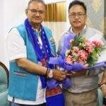 अरुणाचल प्रदेश आगमन पर ईटानगर एयरपोर्ट पर कृषि मंत्री गणेश जोशी का स्वागत करते पार्टी कार्यकर्तागण