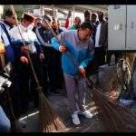 मुख्यमंत्री श्री पुष्कर सिंह धामी ने सोमवार को बल्लूपुर चौक में नगर निगम, देहरादून द्वारा आयोजित “स्वेच्छा से स्वच्छता” कार्यक्रम में प्रतिभाग कर प्रदेशवासियों को स्वच्छता के प्रति जागरूक रहने का संदेश दिया।