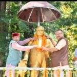 बाबा साहेब अंबेडकर जयंती के अवसर पर गढ़ी कैंट में उनकी प्रतिमा पर माल्यार्पण कर उन्हें श्रद्धांजलि देते कैबिनेट मंत्री गणेश जोशी और कैबिनेट मंत्री खजान दास