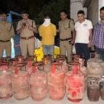 डीएम के निर्देश पर अवैध गैस कारोबार पर बड़ी कार्रवाई, 32 सिलेंडर, 4 गैस रिफिलिंग उपकरण जब्त; 327 सिलेंडरों से लदा वाहन कब्जे में, मुकदमा दर्ज