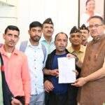 कृषि मंत्री गणेश जोशी को वेतन भुगतान के संबंध में ज्ञापन सौंपते दैनिक श्रमिकों का प्रतिनिधिमंडल