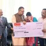 उपनल कर्मचारी के परिजनों को ₹50 लाख की बीमा राशि का चैक प्रदान करते सैनिक कल्याण मंत्री गणेश जोशी