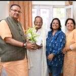 सेवानिवृत हवलदार उदय सिंह थापा को उनके 100वें जन्मदिवस पर शुभकामनाएं देते सैनिक कल्याण मंत्री गणेश जोशी