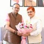 कृषि मंत्री गणेश जोशी से भेंट करते पंतनगर विश्वविद्यालय के नव नियुक्त कुलपति प्रो. शिवेन्द्र कश्यप