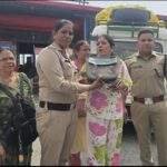 महाराष्ट्र से आई बुजुर्ग महिला के खोये हुए पर्स को पुलिस ने अल्प समय में ढूंढकर किया महिला के सुपुर्द