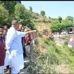 *गढ़-बुरांसखण्डा मोटर मार्ग के सर्वे कार्य का निरीक्षण करते कैबिनेट मंत्री गणेश जोशी