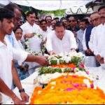 भाजपा प्रदेश कार्यालय में पूर्व मुख्यमंत्री मेजर जनरल भुवन चंद्र खंडूड़ी (सेवानिवृत्त) के पार्थिव शरीर पर पुष्प चक्र अर्पित कर उन्हें नम आंखों से विदाई दी।मुख्यमंत्री ने पार्थिव शरीर को कंधा देकर अंतिम विदाई दी