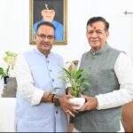 स नोट      *उत्तर प्रदेश के विधानसभा अध्यक्ष सतीश महाना से भेंट कर उनका स्वागत एवं अभिनंदन करते कृषि मंत्री गणेश जोशी