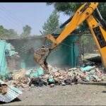 अतिक्रमण पर जिला प्रशासन की बड़ी कार्रवाई; अवैध निर्माण ध्वस्त
