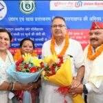 नवनियुक्त दायित्वधारियों को सम्मानित करते कैबिनेट मंत्री गणेश जोशी