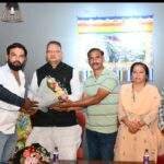 एसआईआार कार्य में तेजी लाने के सम्बन्ध में पार्टी कार्यकर्ताओं के साथ बैठक करते कैबिनेट मंत्री गणेश जोशी