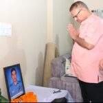 असम विमान दुर्घटना में शहीद हुए स्क्वाड्रन लीडर प्रशांत सिंह के परिजनों से भेंट कर शोक संवेदना व्यक्त करते सैनिक कल्याण मंत्री गणेश जोशी