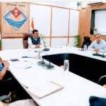 मुख्य सचिव श्री आनन्द बर्द्धन ने मंगलवार को सचिवालय से वीडियो कांफ्रेसिंग के माध्यम से जिलाधिकारियों के साथ बैठक की गई। बैठक के दौरान विभिन्न मुद्दों पर चर्चा हुई एवं दिशा – निर्देश दिए गए।