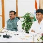 मुख्य सचिव श्री आनन्द बर्द्धन ने बुधवार को सचिवालय स्थित अपने सभागार में उत्तराखण्ड दौरे पर आए नीति आयोग के सदस्य डॉ. एम. श्रीनिवास एवं उनकी टीम का पुष्प गुच्छ देकर स्वागत किया।