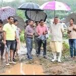 बीजापुर डैम के निकट मुख्य मार्ग का निरीक्षण कर तत्काल सुरक्षात्मक कार्य के निर्देश देते कैबिनेट मंत्री गणेश जोशी