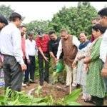 लोकपर्व हरेला के अवसर पर देहरादून के विभिन्न स्थानों पर वृक्षारोपण करते कृषि मंत्री गणेश जोशी