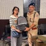ऑटो में छूटे महिला के लैपटॉप व शोध सम्बन्धी 03 वर्षीय महत्वपूर्ण डाटा को अल्पसमय में ढूंढकर किया महिला के सुपुर्द