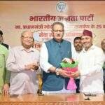 भाजपा के राष्ट्रीय अध्यक्ष के कुमाऊं दौरे के दौरान आयोजित होने वाले पूर्व सैनिक सम्मेलन की तैयारियों के संबंध में बैठक करते कैबिनेट मंत्री गणेश जोशी*